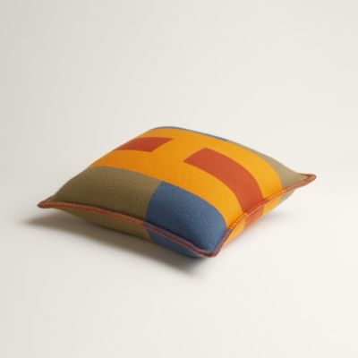 ホームテキスタイル：プレード、クッション、カシミヤ | Hermès